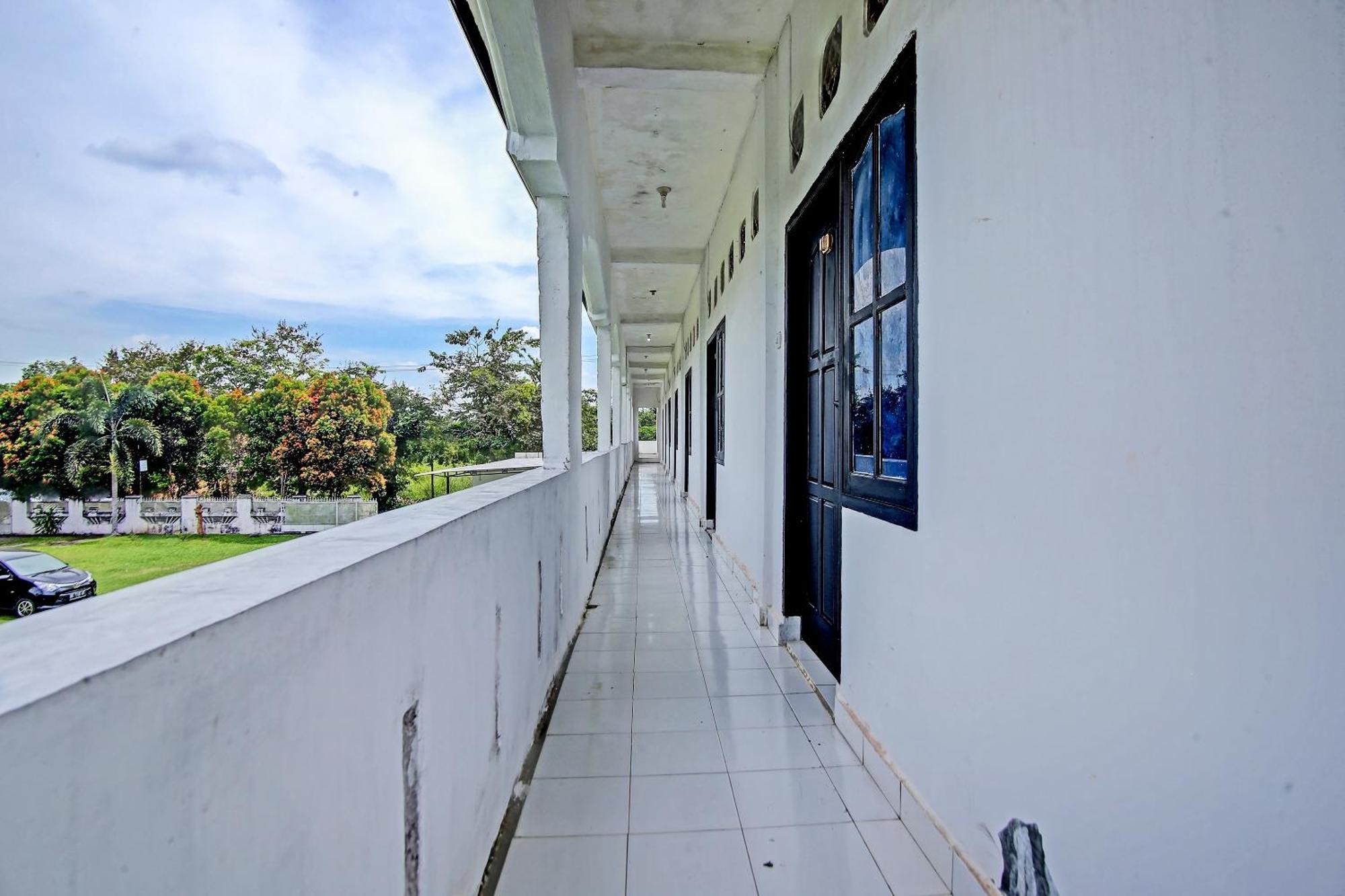Oyo Life 91127 Wisma Sukajadi Syariah Perabumulih Экстерьер фото