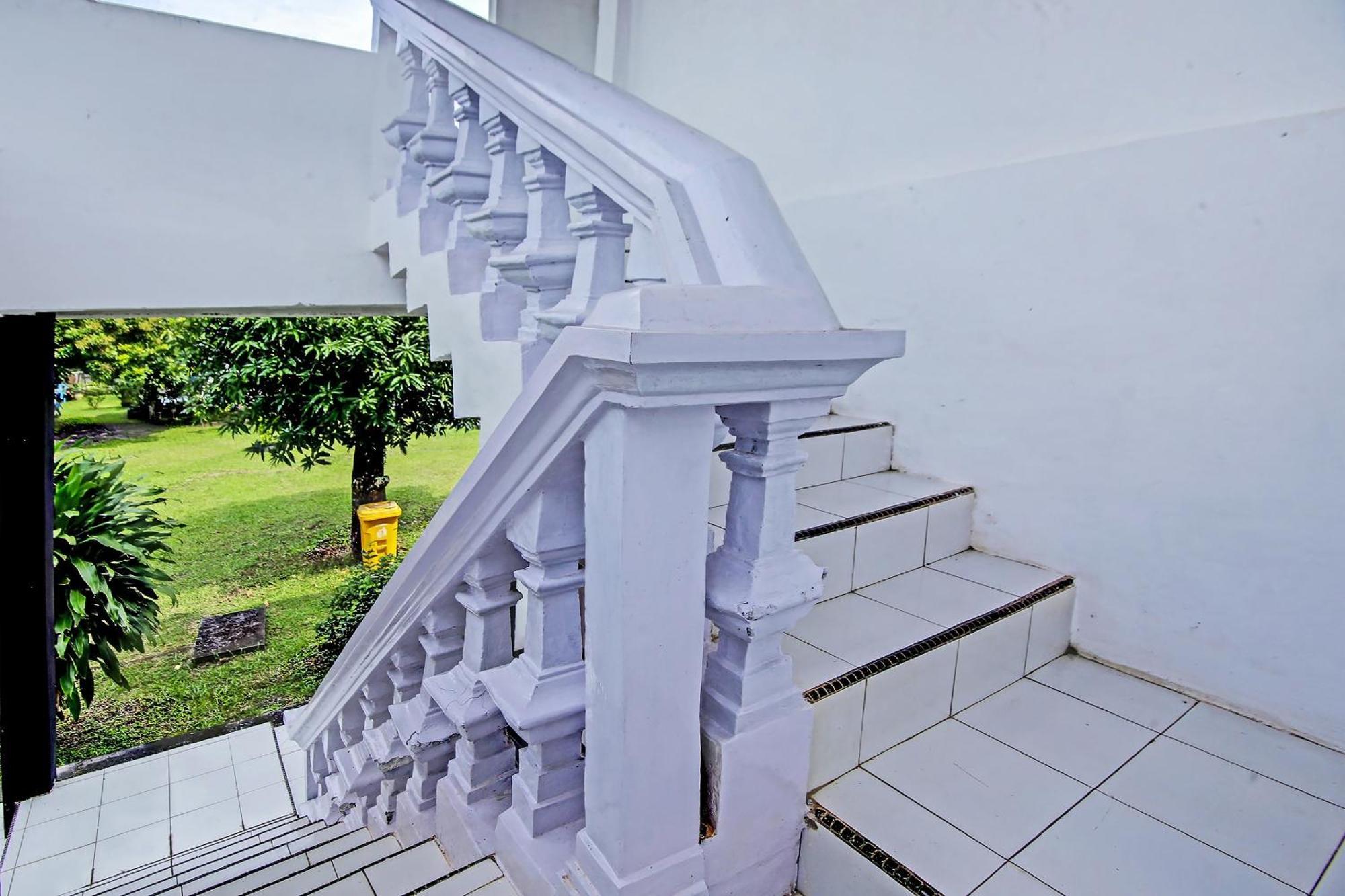 Oyo Life 91127 Wisma Sukajadi Syariah Perabumulih Экстерьер фото