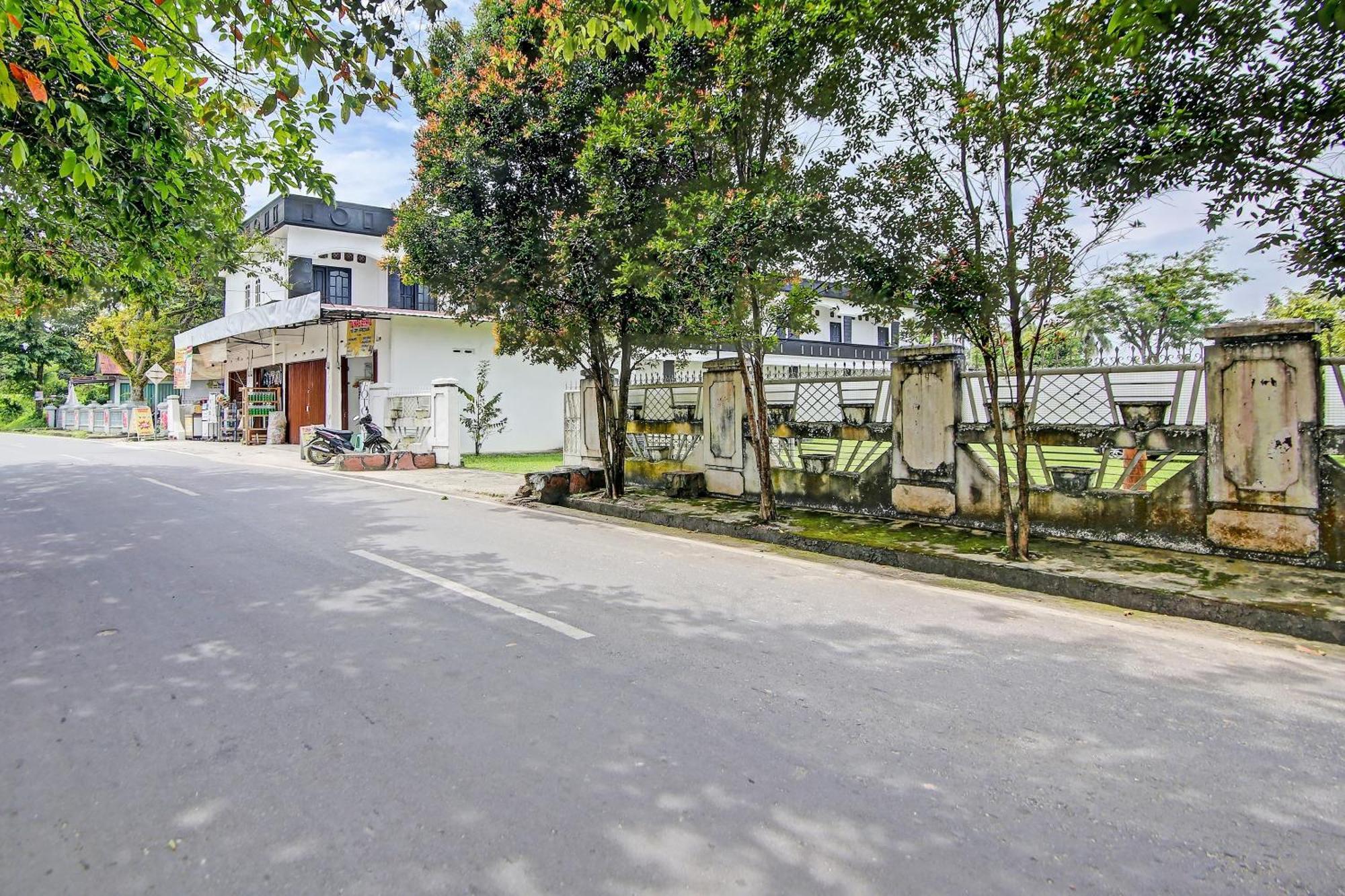Oyo Life 91127 Wisma Sukajadi Syariah Perabumulih Экстерьер фото