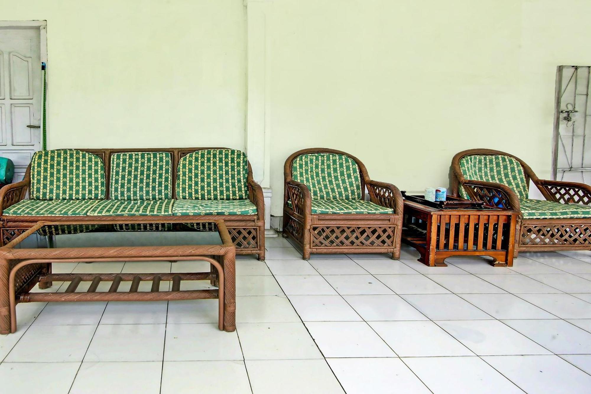 Oyo Life 91127 Wisma Sukajadi Syariah Perabumulih Экстерьер фото