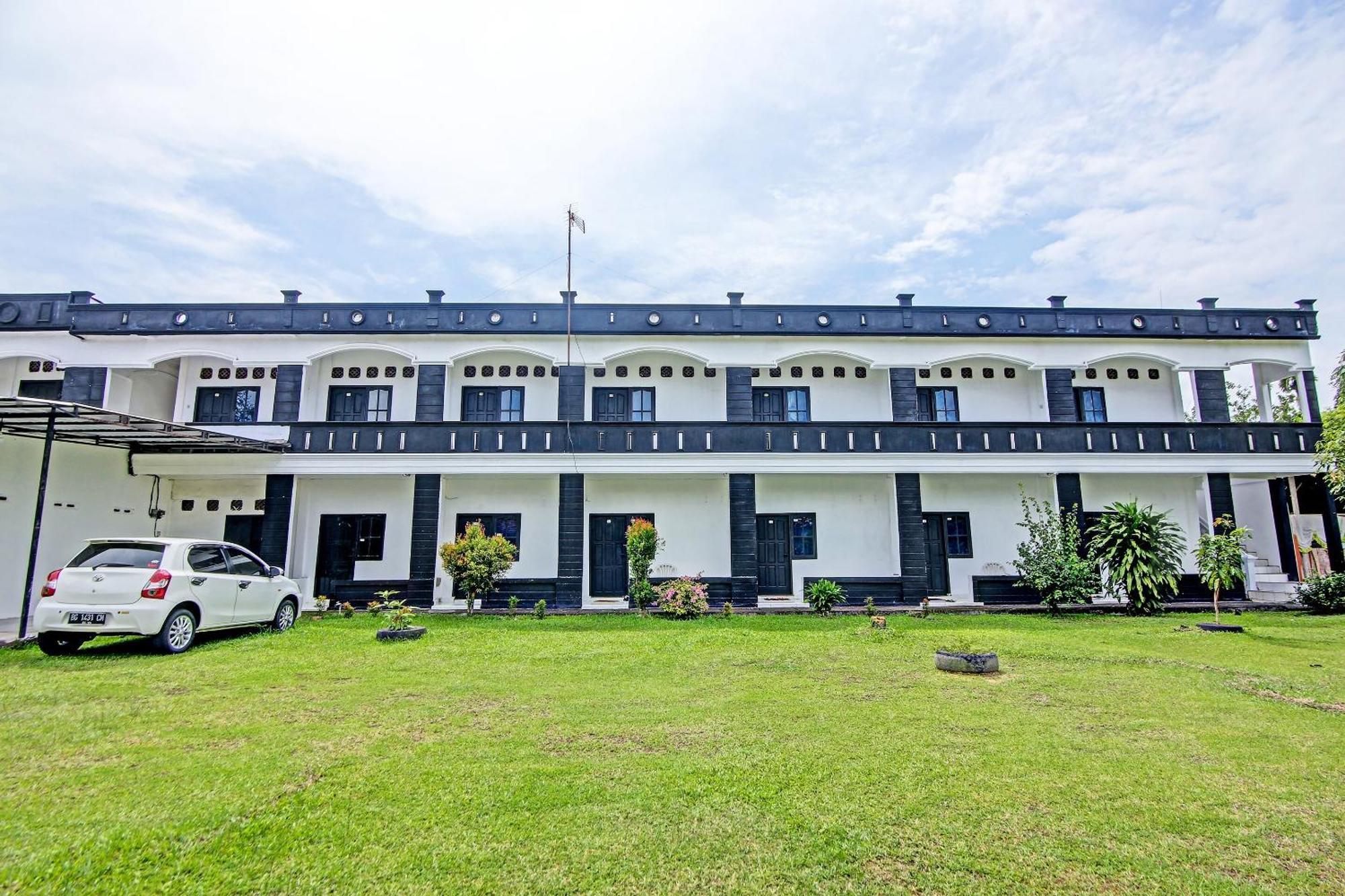 Oyo Life 91127 Wisma Sukajadi Syariah Perabumulih Экстерьер фото