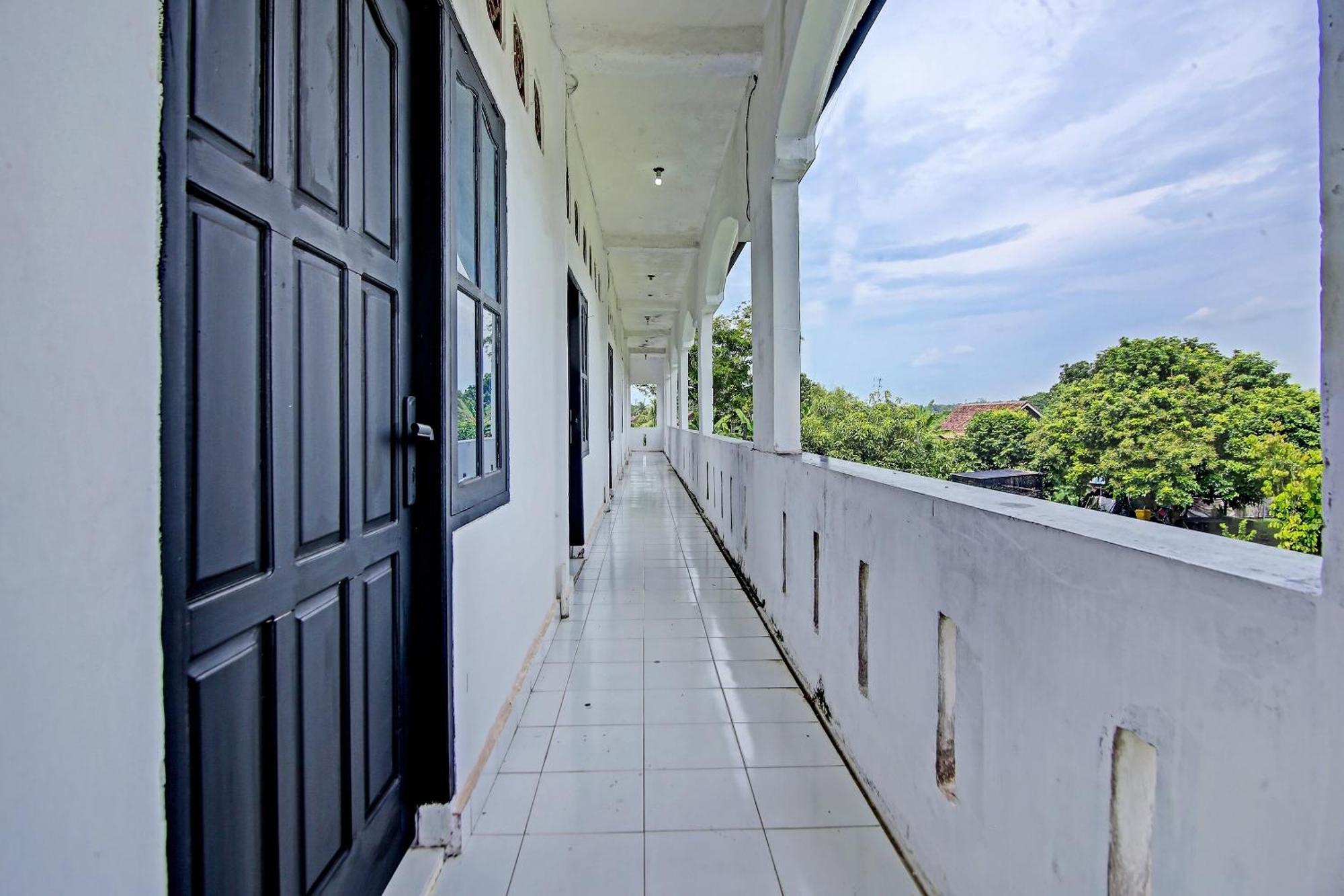 Oyo Life 91127 Wisma Sukajadi Syariah Perabumulih Экстерьер фото